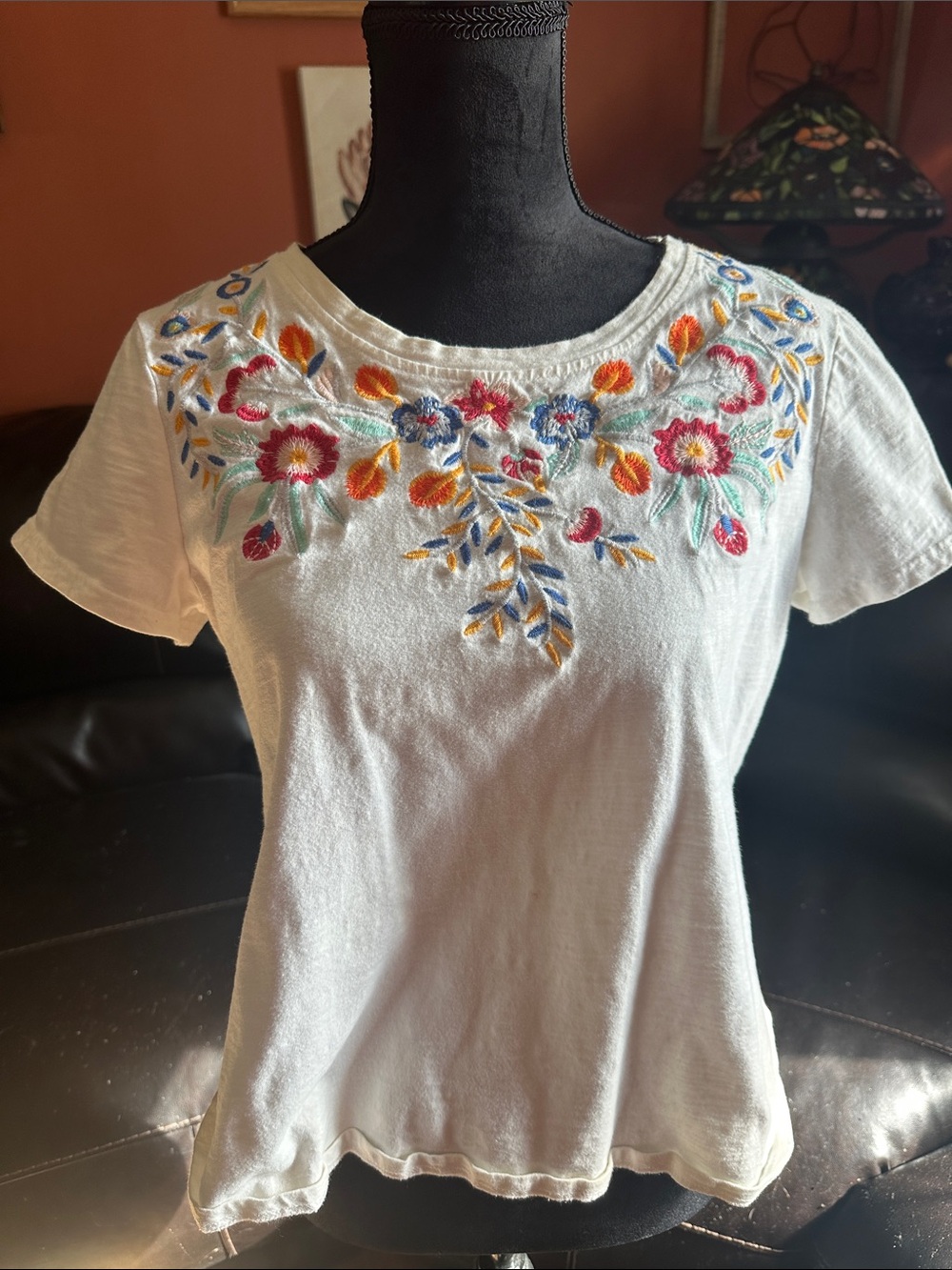 Solitaire White Short-Sleeve Tee with Multicolor Floral Embroidery